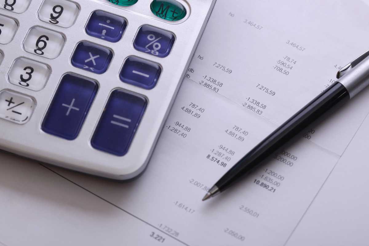 Jak czytać tabelę opłat i prowizji faktoringowych – przewodnik po ukrytych kosztach