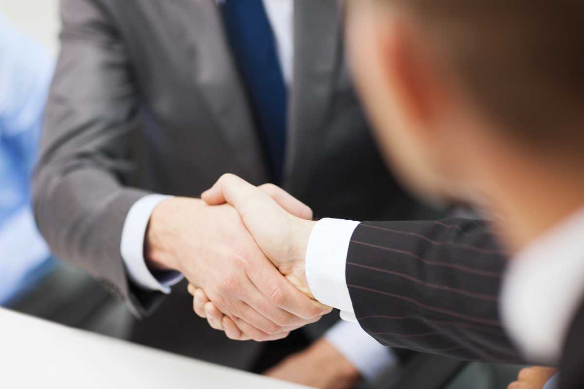 Faktoring vs kredyt kupiecki – jak optymalizować finansowanie firmy