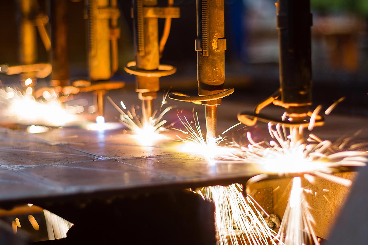 Faktoring dla firm produkcyjnych – finansowanie produkcji i współpraca z sieciami